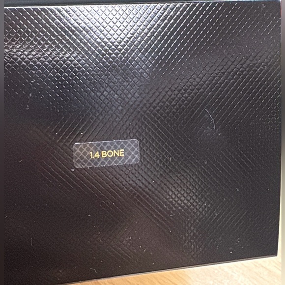 Tom Ford Traceless Touch Foundation SPF 45 Satin-Matte Compact +1 Refill-14 Bone - Picture 5 of 5